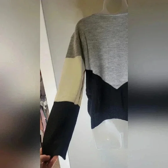 NWOT Scoop neck sweater, gray, Ivory & black sweater, womens size Large - Picture 4 of 6